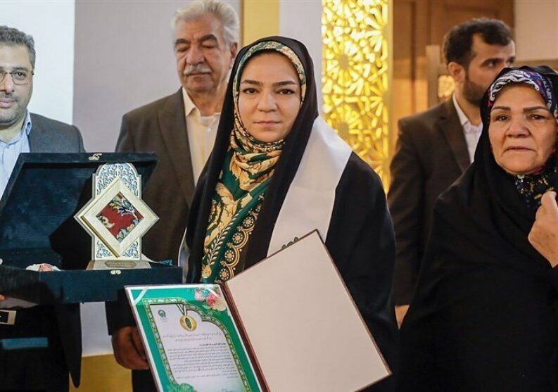 اهدای مدال جهانی توسط بانوی تیرانداز