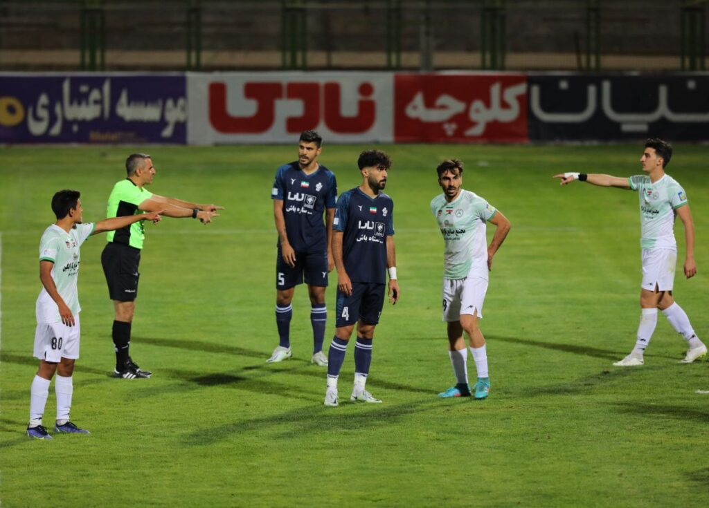 فلاح: چون جوانیم حق مان را می‌خورند