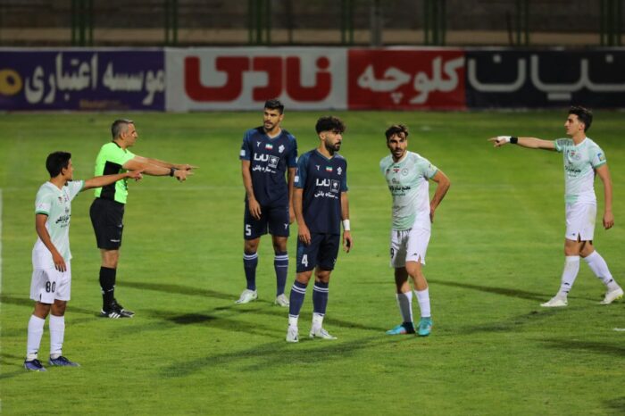 فلاح: چون جوانیم حق مان را می‌خورند